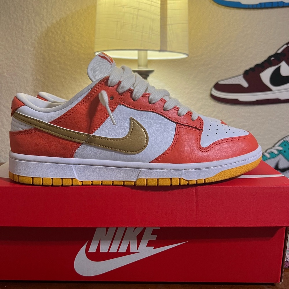 W Nike Dunk low University Gold size 11.5w 10m.